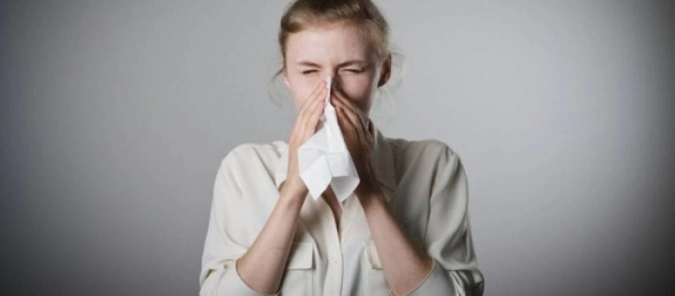 Βλέννα με αίμα από τη μύτη: Τι μπορεί να σημαίνει για την υγεία σας;